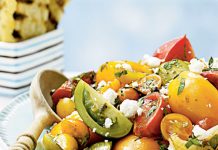 Σαλάτα με ντοματίνια, μαριναρισμένα κρεμμύδια και μυζήθρα