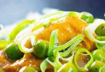 Κοτόπουλο με αρακά και κρέμα καρύδας