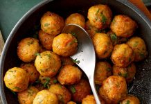 Φτιάχνουμε εύκολα κεφτεδάκια κοτόπουλου