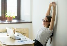 Η chair yoga και τα οφέλη της