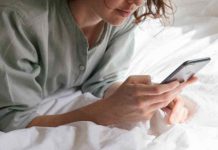 Ο παραμορφωτικός καθρέφτης των Social Media: Πώς η σύγκριση θολώνει την αυτοεκτίμηση