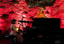 Η Norah Jones μάγεψε το Sani Festival με μια sold-out εμφάνιση υψηλής αισθητικής