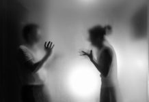 Μην προσπαθείς να κάνεις λογική συζήτηση με άνθρωπο που έχει πάρει προσωπικά τη ζωή…