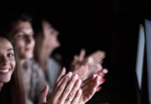 Αν δεν χειροκροτάς ποτέ, μην περιμένεις να σε χειροκροτήσουν… τόσο απλό!