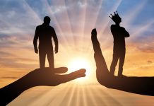 Η αλαζονεία μιλάει. Η ταπεινότητα ακούει.