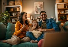 Η ψυχολογία του “comfort rewatching”: Γιατί βλέπουμε ξανά τις ίδιες σειρές