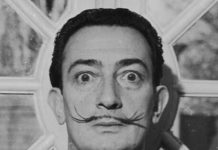 Το μουστάκι των 10.000 δολαρίων και το κομματάκι γρασίδι: Όταν η τέχνη μας κάνει πλάκα!