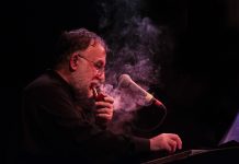 «Πάντα γελαστοί και γελασμένοι» – Τα λαϊκά του Θάνου Μικρούτσικου