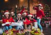 Friendsmas και άλλα… Οι νέες γενιές ξαναγράφουν τα Χριστούγεννα