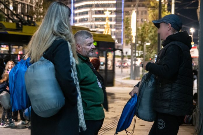 Η ομάδα της LG διανέμει σάκους