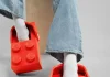 LEGO και Crocs παρουσιάζουν τα Brick Clogs: Όταν το παιχνίδι, το design και η pop κουλτούρα συναντιούνται στο πιο απρόσμενο fashion drop