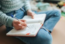 Η σκέψη χρειάζεται χώρο. Και το κινητό δεν της τον δίνει.