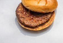Μέθοδος Hamburger: πώς να πετάξεις τη σπόντα σου χωρίς να τινάξεις την κουβέντα στον αέρα