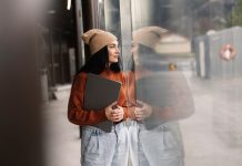 Millennials: Πώς γίνεται να δείχνουμε 30, να νιώθουμε 60 και να έχουμε τραπεζικό λογαριασμό 15άχρονου;