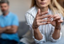 Το παράδοξο της σύνδεσης: γιατί οι σχέσεις μας καταρρέουν στην εποχή του «μαζί»;