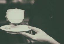 Η δικτατορία της «θετικής ενέργειας» και το δικαίωμα στη μαύρη διάθεση