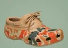 Crocs: Η επιστροφή στις ρίζες του boat shoe με μια ανατρεπτική duck camo έκδοση