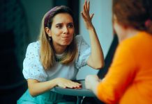 Οι σχέσεις δεν χαλάνε από έναν καβγά, αλλά από τη σιωπή που ακολουθεί