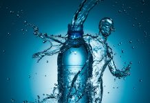 7 σημάδια ότι το σώμα σου χρειάζεται περισσότερο νερό (και δεν το καταλαβαίνεις)