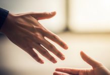 Αν θες να ψηλώσεις, βρες αυτούς που θα σου απλώσουν το χέρι και θα σε τραβήξουν προς τα πάνω…