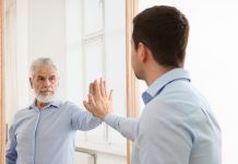 Το πείραμα του Χάρβαρντ που γύρισε το ρολόι πίσω: είναι η γήρανση απλώς μια κατάσταση του μυαλού;