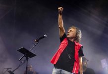 Ο Βασίλης Παπακωνσταντίνου στο Θέατρο Βράχων για τη μεγάλη καλοκαιρινή του συναυλία