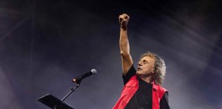 Ο Βασίλης Παπακωνσταντίνου στο Θέατρο Βράχων για τη μεγάλη καλοκαιρινή του συναυλία