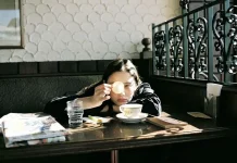 Η «κατάρα» του να παρατηρείς τα πάντα και η τέχνη της απελευθέρωσης