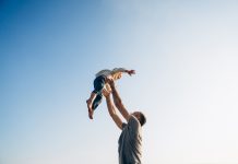 Γιατί η ψυχική υγεία των ανδρών επιβαρύνεται ένα χρόνο μετά τη γέννηση του παιδιού τους;