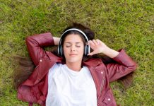 Δυνάμωσε τη μουσική μέσα σου και άσε τους άλλους να λένε…