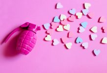 Μπορείς να ξεχωρίσεις το love bombing από τον μεγάλο έρωτα;