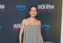Η Sienna Miller εντυπωσίασε με Calvin Klein Collection στην πρεμιέρα του «Jack Ryan: Ghost War»