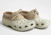 Τα Crocs μειώνουν την τιμή του πιο πολυσυζητημένου boat shoe τους — και το καλοκαίρι μόλις έγινε πιο περίεργα stylish