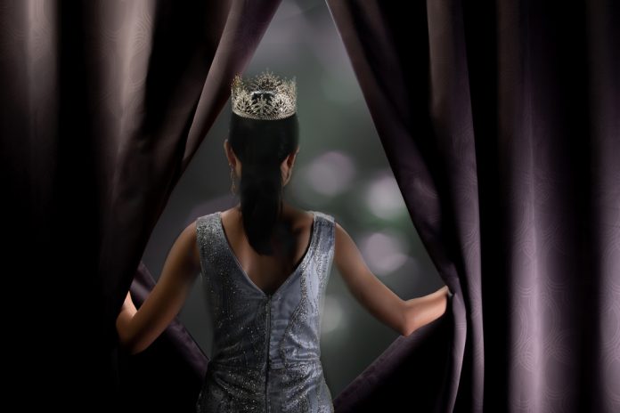 Miss,Pageant,Beauty,Contest,Wears,Sequin,Evening,Gown,Long,Dress