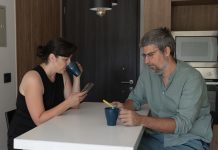 Οι 5 συνήθειες στο κινητό που κάνουν τα ζευγάρια να απομακρύνονται