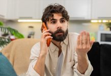 Γιατί οι άντρες μιλούν λιγότερο στο τηλέφωνο από ποτέ;