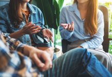 Group Polarization: Γιατί οι ομάδες μας οδηγούν συχνά σε πιο ακραίες απόψεις