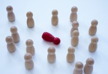 Bystander Effect: Γιατί όσο περισσότεροι βλέπουν ένα πρόβλημα, τόσο λιγότερο πιθανό είναι να βοηθήσουν;