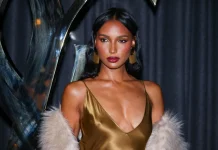 Η Jasmine Tookes λανσάρει το νέο Pearl Glow Body Oil και επαναφέρει τη λάμψη στο σώμα με πολυτελή τρόπο