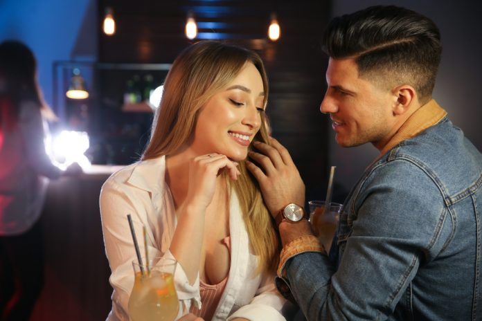 Man,And,Woman,Flirting,With,Each,Other,In,Bar