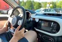 5 πράγματα που καταλαβαίνουν μόνο οι πολύ ψηλοί άντρες
