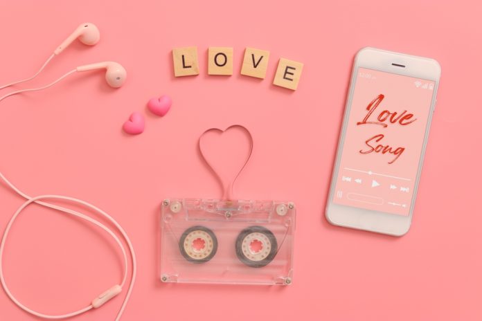 Vintage,Transparent,Audio,Cassette,Magnetic,Tape,In,Shape,Of,Heart,