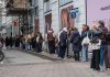 Αν θέλει δύο ώρες ουρά, ας είναι και το τελευταίο croissant στη Γη
