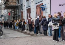 Αν θέλει δύο ώρες ουρά, ας είναι και το τελευταίο croissant στη Γη