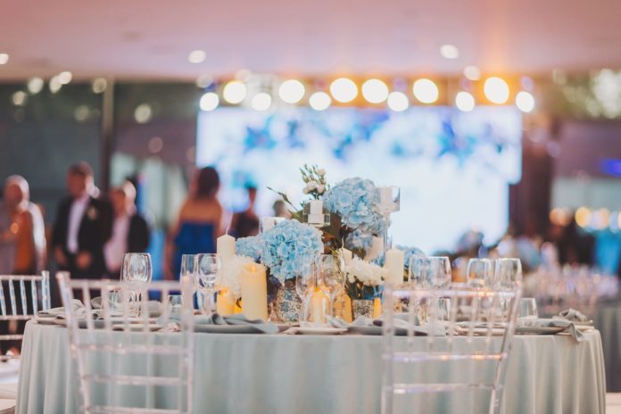Wedding,Table,Decoration,With,Flowers,And,Candles.,The,Elegant,Wedding