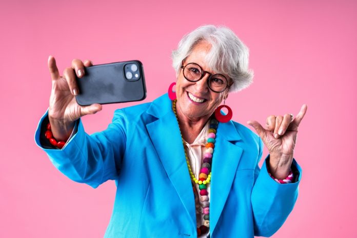 Beautiful,Senior,Woman,With,Gray,Hair,Wearing,Colorful,Stylish,Clothing