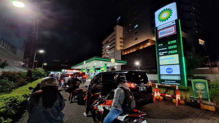 Surabaya,,Indonesia,-,March,6,,2026:,Crowded,Bp,Gas,Station