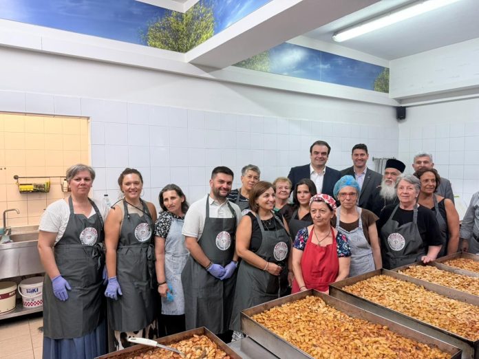 Διαμαντής Μασούτης Α.Ε._φωτογραφία προετοιμασία συσσίτιου