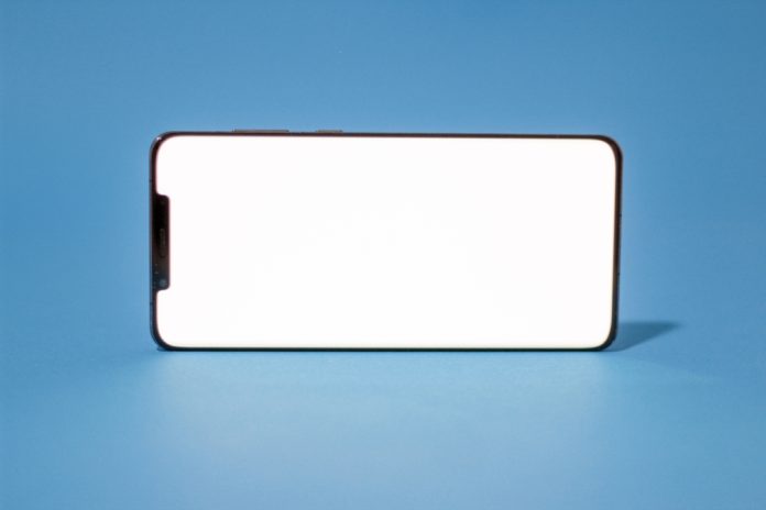 Blank,White,Horizontal,Screen,Of,Smartphone,Device,Isolated,On,Blue
