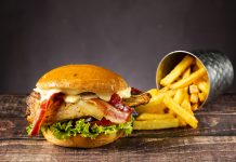 Hard Rock Cafe Athens: Τα θρυλικά burgers τώρα και χωρίς γλουτένη, στην πόρτα σου!
